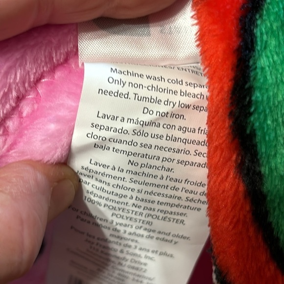 NWT 2 (TWO)HELLO KITTY PINK GINGERBREAD MAN & WHITE WREATH TREE CHRISTMAS THROWS - Picture 10 of 11